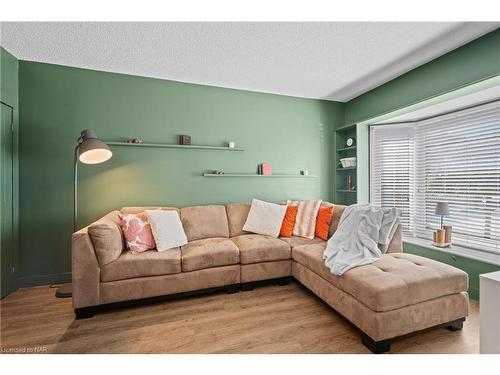10-6910 Kalar Road, Niagara Falls, ON - Indoor Photo Showing Living Room