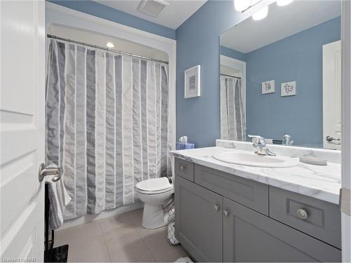 323 Silverwood Avenue Avenue, Welland, ON - Indoor Photo Showing Bathroom