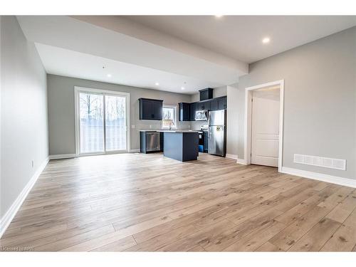 21-121A Moffatt Street, St. Catharines, ON - Indoor Photo Showing Kitchen