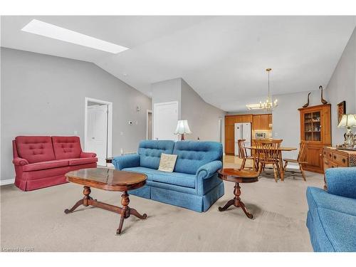 9-556 King Street, Niagara-On-The-Lake, ON - Indoor Photo Showing Living Room
