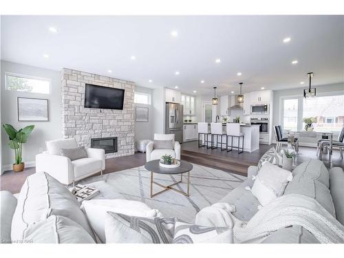 3873 Glenview Drive, Lincoln, ON - Indoor Photo Showing Living Room With Fireplace