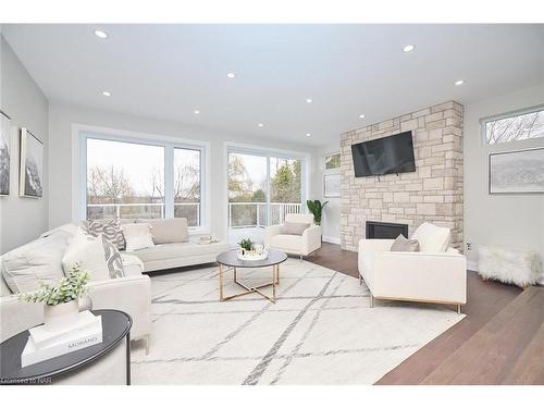 3873 Glenview Drive, Lincoln, ON - Indoor Photo Showing Living Room