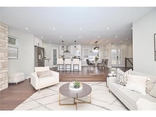 3873 Glenview Drive, Lincoln, ON - Indoor Photo Showing Living Room