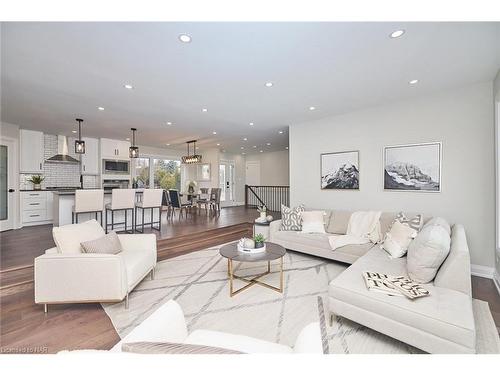 3873 Glenview Drive, Lincoln, ON - Indoor Photo Showing Living Room