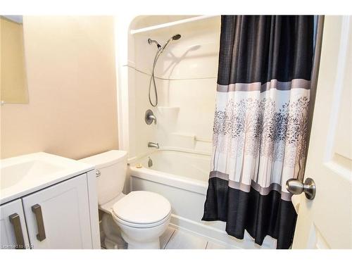 908-359 Geneva Street, St. Catharines, ON - Indoor Photo Showing Bathroom
