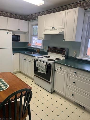 6030 Dixon Street, Niagara Falls, ON - Indoor Photo Showing Kitchen