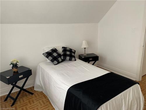6030 Dixon Street, Niagara Falls, ON - Indoor Photo Showing Bedroom