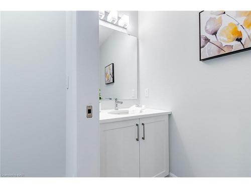 10-405 Merritt Street, St. Catharines, ON - Indoor Photo Showing Bathroom