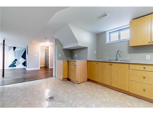 89 Allan Drive, St. Catharines, ON - Indoor Photo Showing Kitchen
