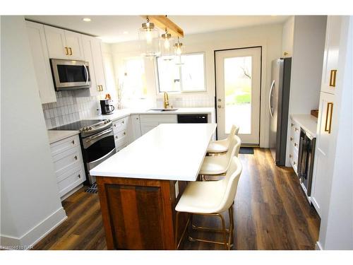 65 Albert Street, Fort Erie, ON - Indoor Photo Showing Kitchen With Upgraded Kitchen