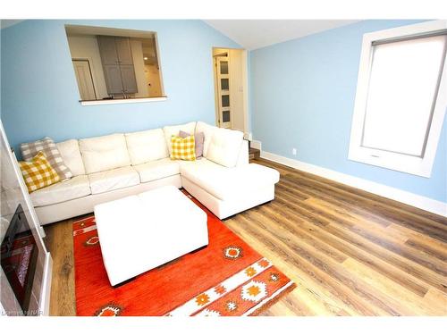 65 Albert Street, Fort Erie, ON - Indoor Photo Showing Living Room