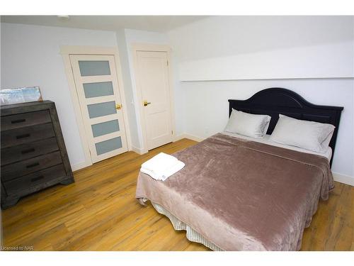 65 Albert Street, Fort Erie, ON - Indoor Photo Showing Bedroom