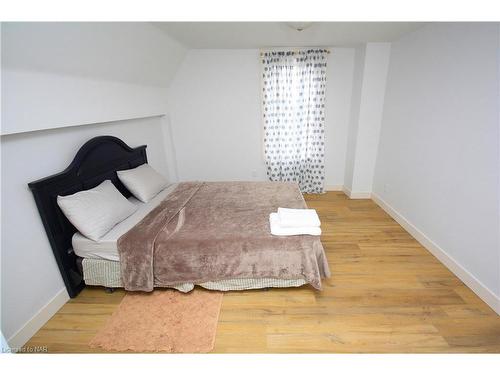 65 Albert Street, Fort Erie, ON - Indoor Photo Showing Bedroom