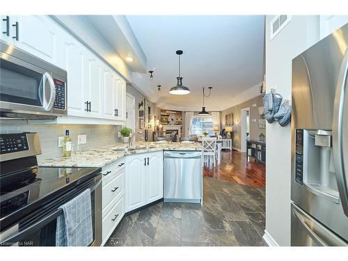 13-608 Simcoe Street, Niagara-On-The-Lake, ON - Indoor Photo Showing Kitchen With Upgraded Kitchen