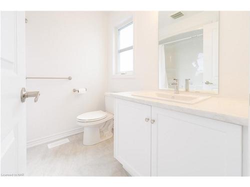 Upper-7853 Seabiscuit Drive, Niagara Falls, ON - Indoor Photo Showing Bathroom