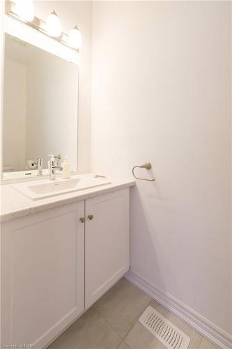 Upper-7853 Seabiscuit Drive, Niagara Falls, ON - Indoor Photo Showing Bathroom