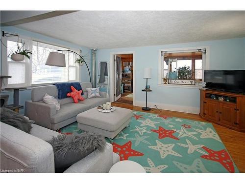 3791 Fairfield Avenue, Crystal Beach, ON - Indoor Photo Showing Living Room