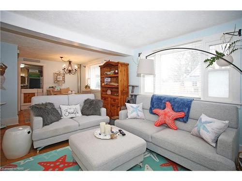 3791 Fairfield Avenue, Crystal Beach, ON - Indoor Photo Showing Living Room