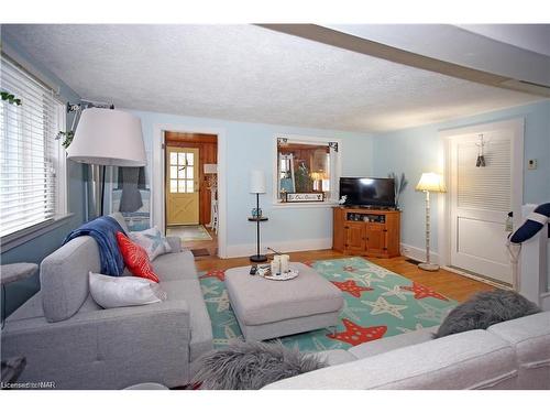 3791 Fairfield Avenue, Crystal Beach, ON - Indoor Photo Showing Living Room