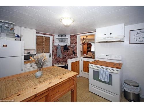 3791 Fairfield Avenue, Crystal Beach, ON - Indoor Photo Showing Kitchen