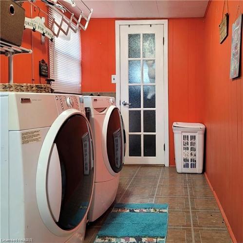 3791 Fairfield Avenue, Crystal Beach, ON - Indoor Photo Showing Laundry Room