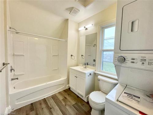 181 Lincoln Street, Welland, ON - Indoor Photo Showing Bathroom