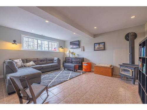 2620 Miller Avenue, Fort Erie, ON - Indoor Photo Showing Living Room