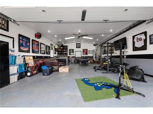 32 Glenwood Parkway, Welland, ON - Indoor Photo Showing Garage