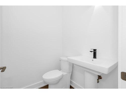 1613G Lookout Street, Fonthill, ON - Indoor Photo Showing Bathroom