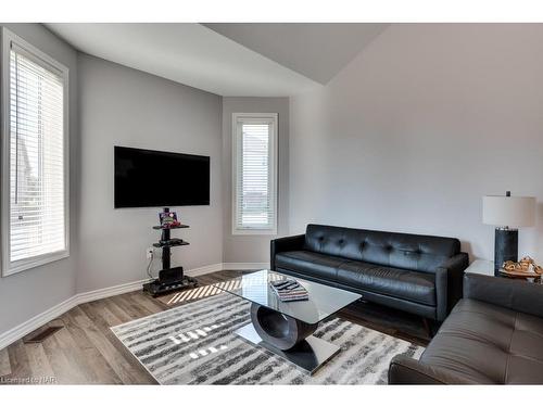 1217 Kennedy Drive, Fort Erie, ON - Indoor Photo Showing Living Room
