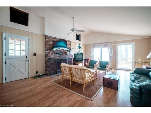 1995 Macdonald Drive, Fort Erie, ON - Indoor Photo Showing Living Room