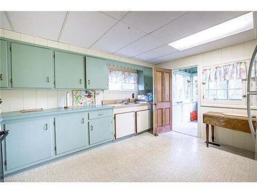 1995 Macdonald Drive, Fort Erie, ON - Indoor Photo Showing Kitchen With Double Sink