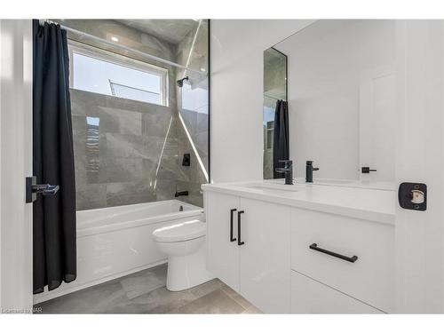 45 Classic Avenue, Welland, ON - Indoor Photo Showing Bathroom