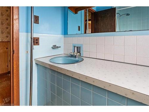 6013 Mayfair Drive, Niagara Falls, ON - Indoor Photo Showing Bathroom