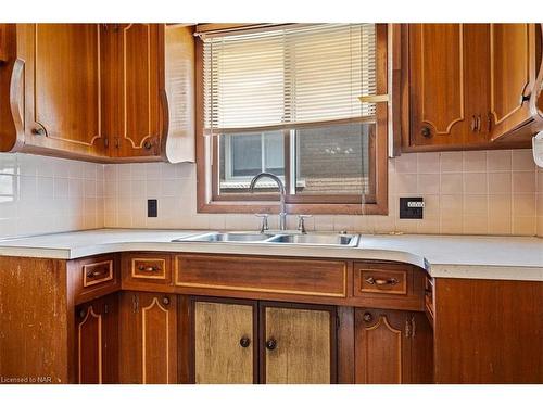 6013 Mayfair Drive, Niagara Falls, ON - Indoor Photo Showing Kitchen With Double Sink