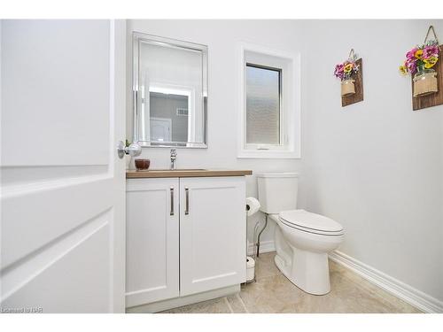 146 Lametti Drive, Fonthill, ON - Indoor Photo Showing Bathroom