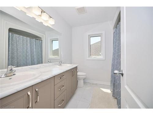 146 Lametti Drive, Fonthill, ON - Indoor Photo Showing Bathroom