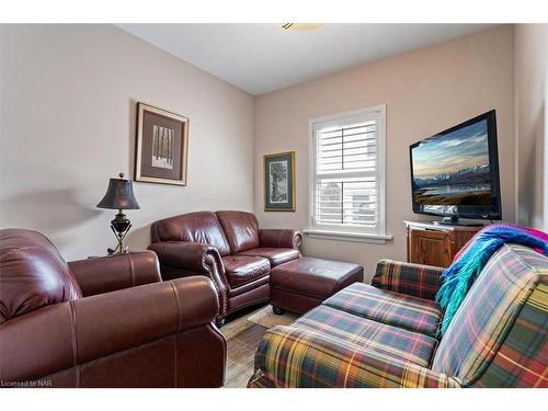 111 Riverdale Drive, St. Catharines, ON - Indoor Photo Showing Living Room