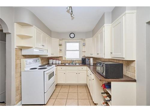 6002 Prospect Street, Niagara Falls, ON - Indoor Photo Showing Kitchen With Double Sink