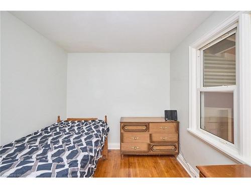 6002 Prospect Street, Niagara Falls, ON - Indoor Photo Showing Bedroom
