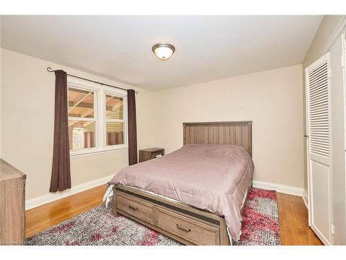 6002 Prospect Street, Niagara Falls, ON - Indoor Photo Showing Bedroom