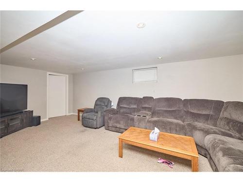 6002 Prospect Street, Niagara Falls, ON - Indoor Photo Showing Living Room