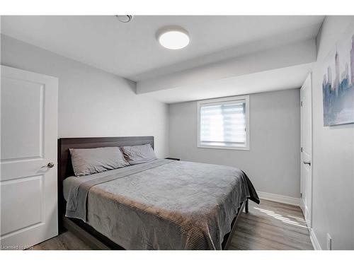 4607 Armoury Street, Niagara Falls, ON - Indoor Photo Showing Bedroom