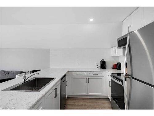 4607 Armoury Street, Niagara Falls, ON - Indoor Photo Showing Kitchen With Upgraded Kitchen