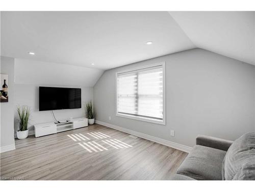 4607 Armoury Street, Niagara Falls, ON - Indoor Photo Showing Living Room