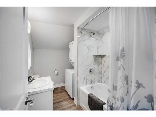 4607 Armoury Street, Niagara Falls, ON - Indoor Photo Showing Bathroom