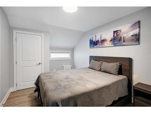 4607 Armoury Street, Niagara Falls, ON - Indoor Photo Showing Bedroom