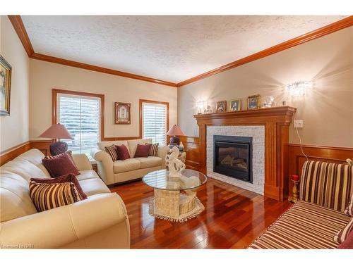 7755 South Wood Drive, Niagara Falls, ON - Indoor Photo Showing Living Room With Fireplace