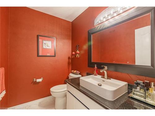 7755 South Wood Drive, Niagara Falls, ON - Indoor Photo Showing Bathroom