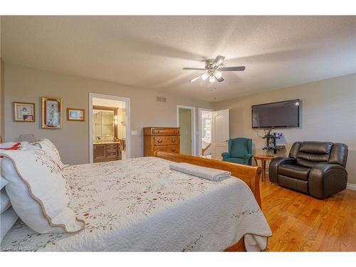 7755 South Wood Drive, Niagara Falls, ON - Indoor Photo Showing Bedroom